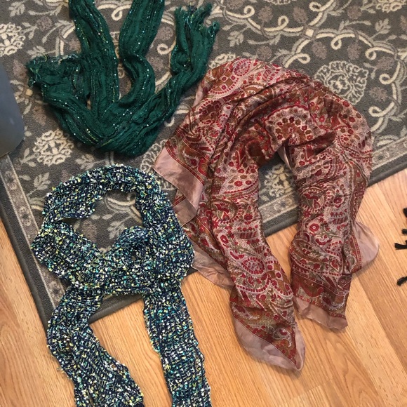 Slouchy hat, lot scarfs, and slipper socks - Picture 2 of 5